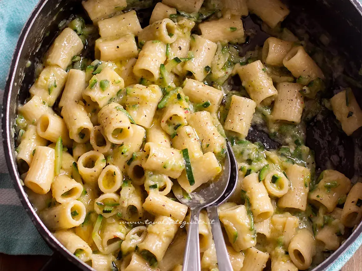 Primo piatto cremoso di pasta con zucchine, condita con un sugo leggero e saporito.