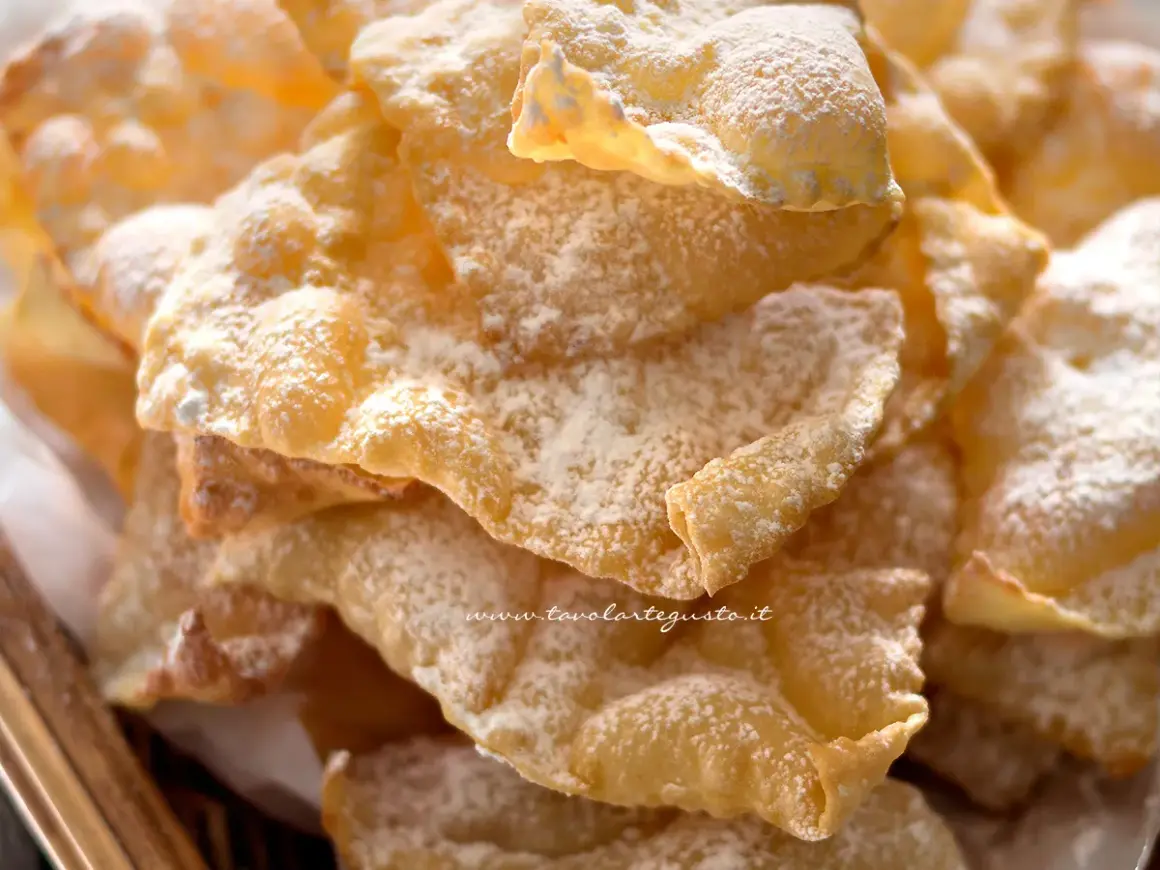 Un mucchio di croccanti bugie, dolci e leggere, cosparse di zucchero a velo. La ricetta originale per un piacere autentico.