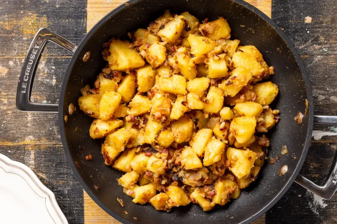 Patate in tecia dorate e croccanti, condite con pancetta e cipolla, pronte per essere gustate.
