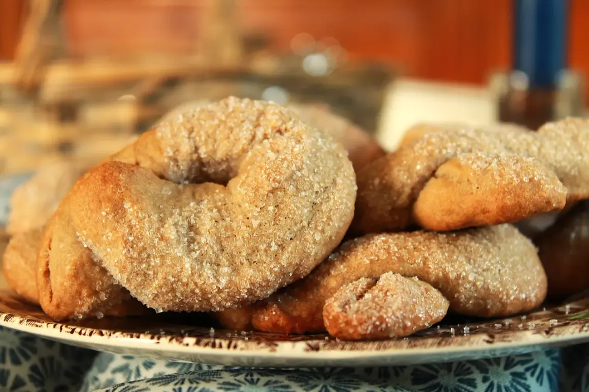 Ciambelline al vino dorate e cosparse di zucchero, un dolce profumato e croccante, perfetto per accompagnare un caffè.