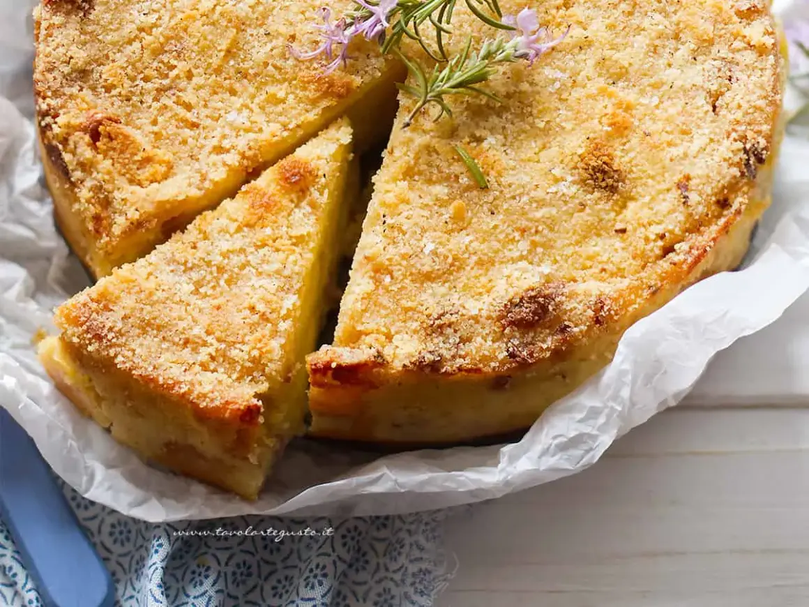 Delizioso sformato di patate dorato e croccante, guarnito con rosmarino fresco.