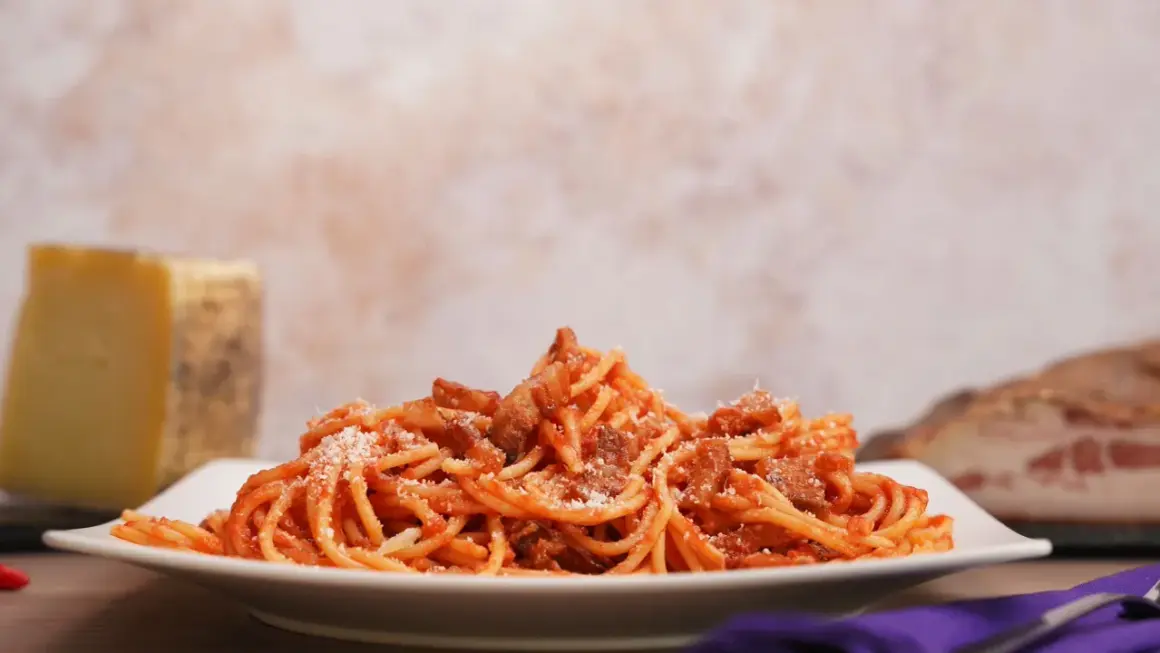 Piatto di spaghetti all'amatriciana, con guanciale croccante e pecorino. Ecco come si fa l'amatriciana, un classico della cucina romana.