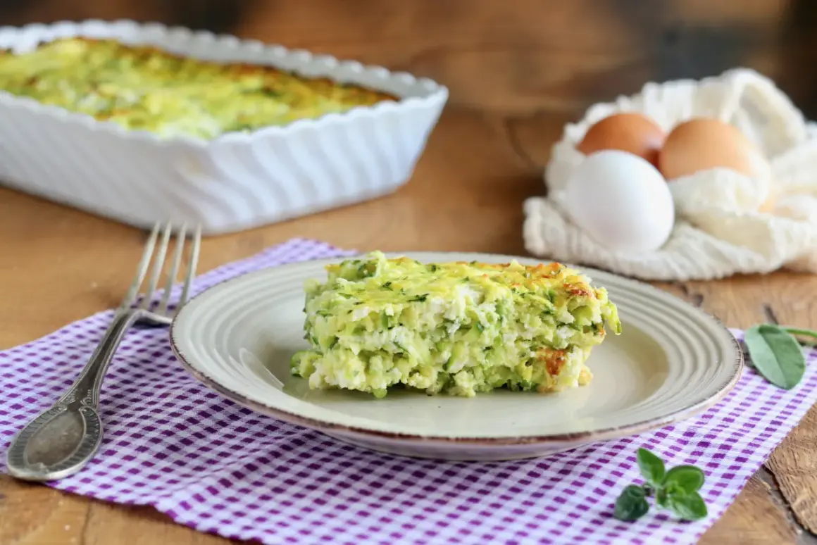 Una fetta di frittata con ricotta e zucchine, dorata e soffice, pronta per essere gustata.
