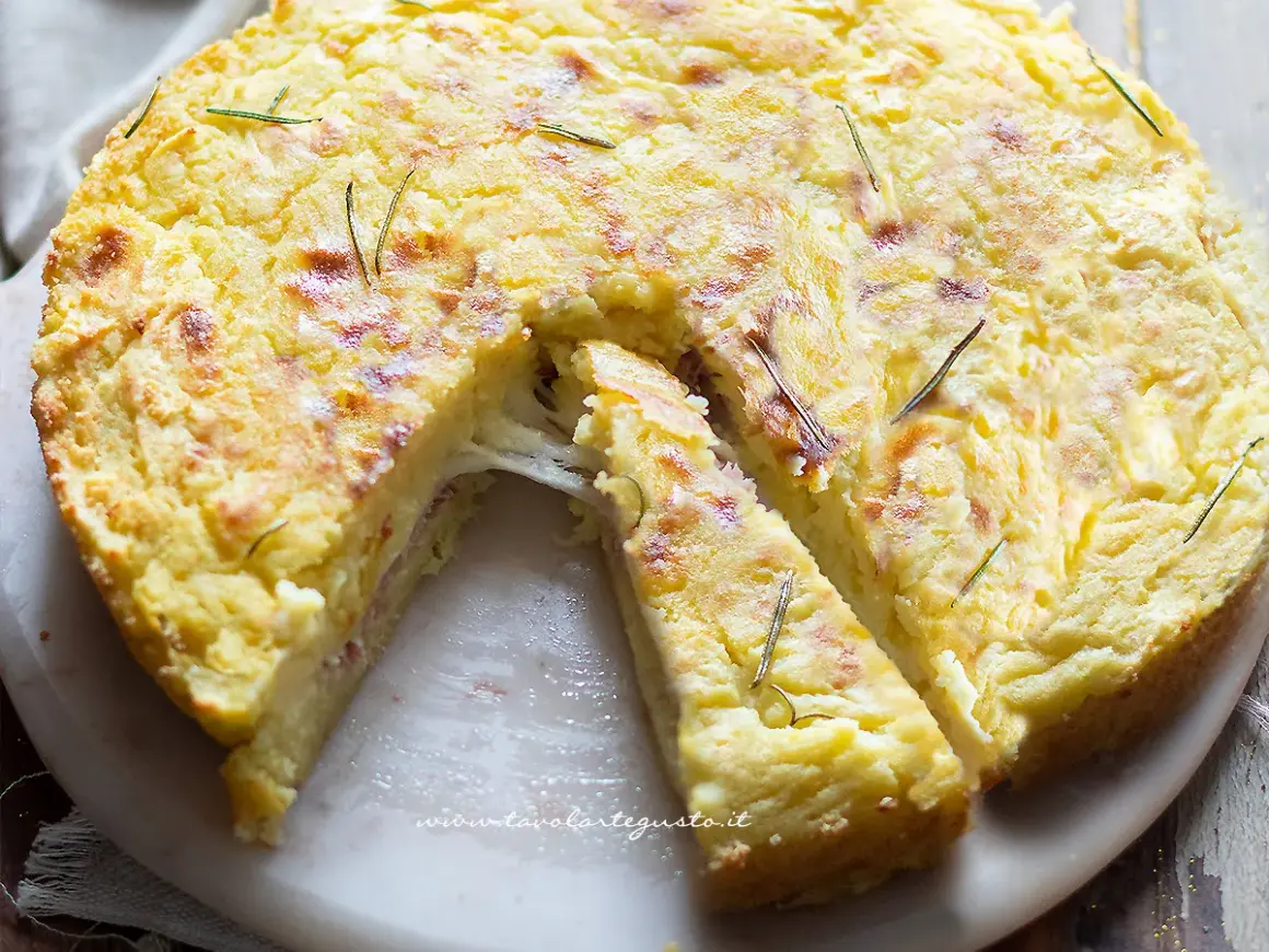 Torta salata con patate, filante e dorata, guarnita con rosmarino. Perfetta per un pranzo o una cena gustosa.