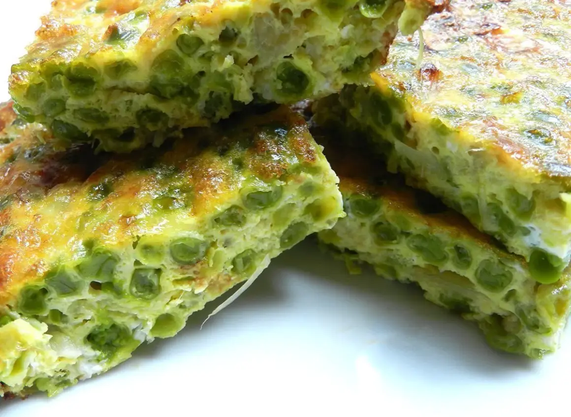 Fette di frittata di piselli, dorata e soffice, con piselli verdi ben visibili nell'uovo.