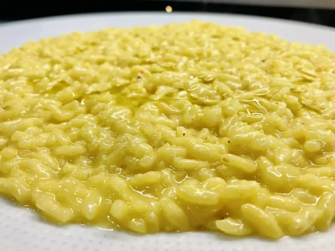 Un cremoso risotto al limone, profumato e invitante, pronto per essere gustato.