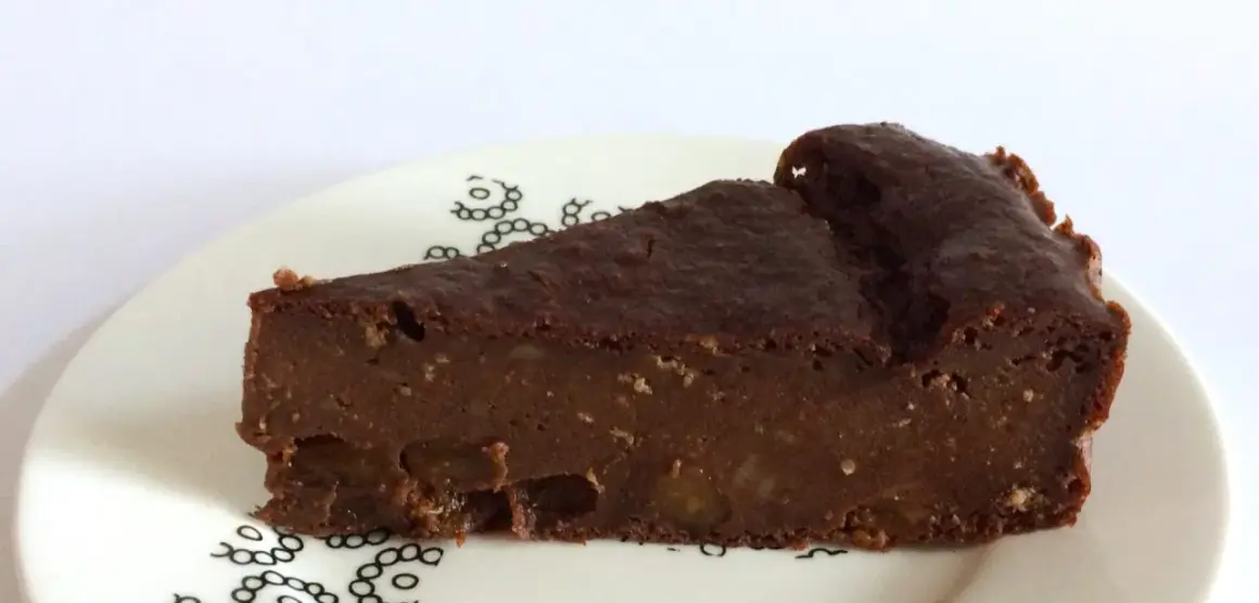 Una fetta di torta di pane al cioccolato, umida e ricca, con pezzi di frutta secca. La torta di pane ricetta della nonna, un classico intramontabile.