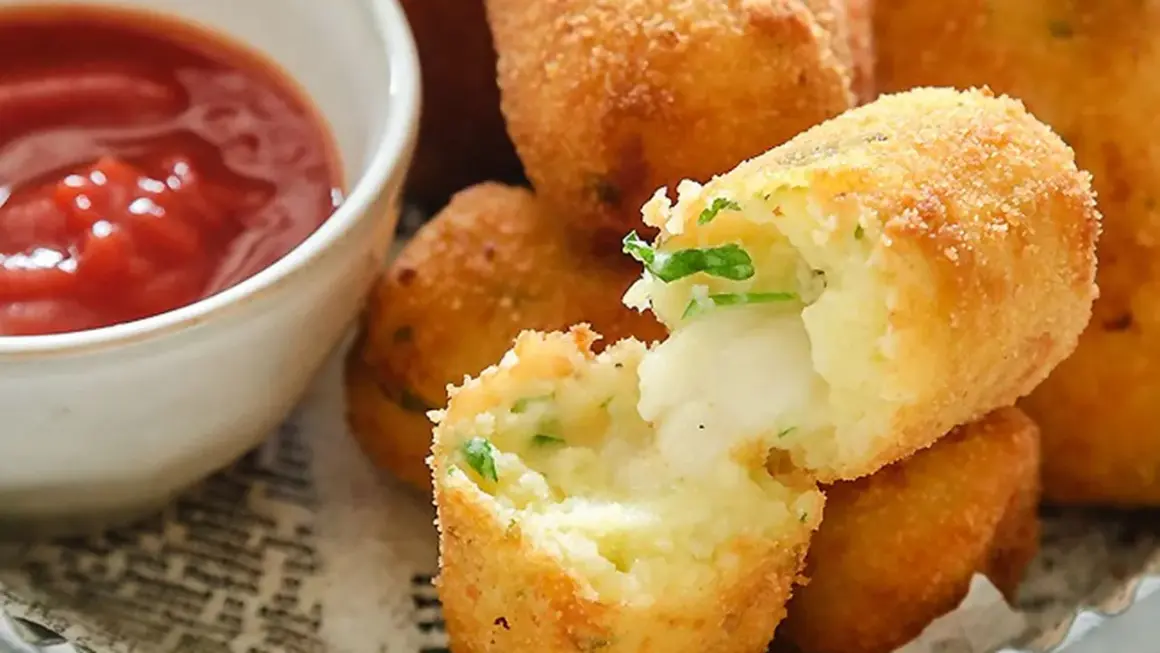 Crocchette di patate napoletane dorate e croccanti, con un cuore filante di formaggio e prezzemolo. Perfette con ketchup.