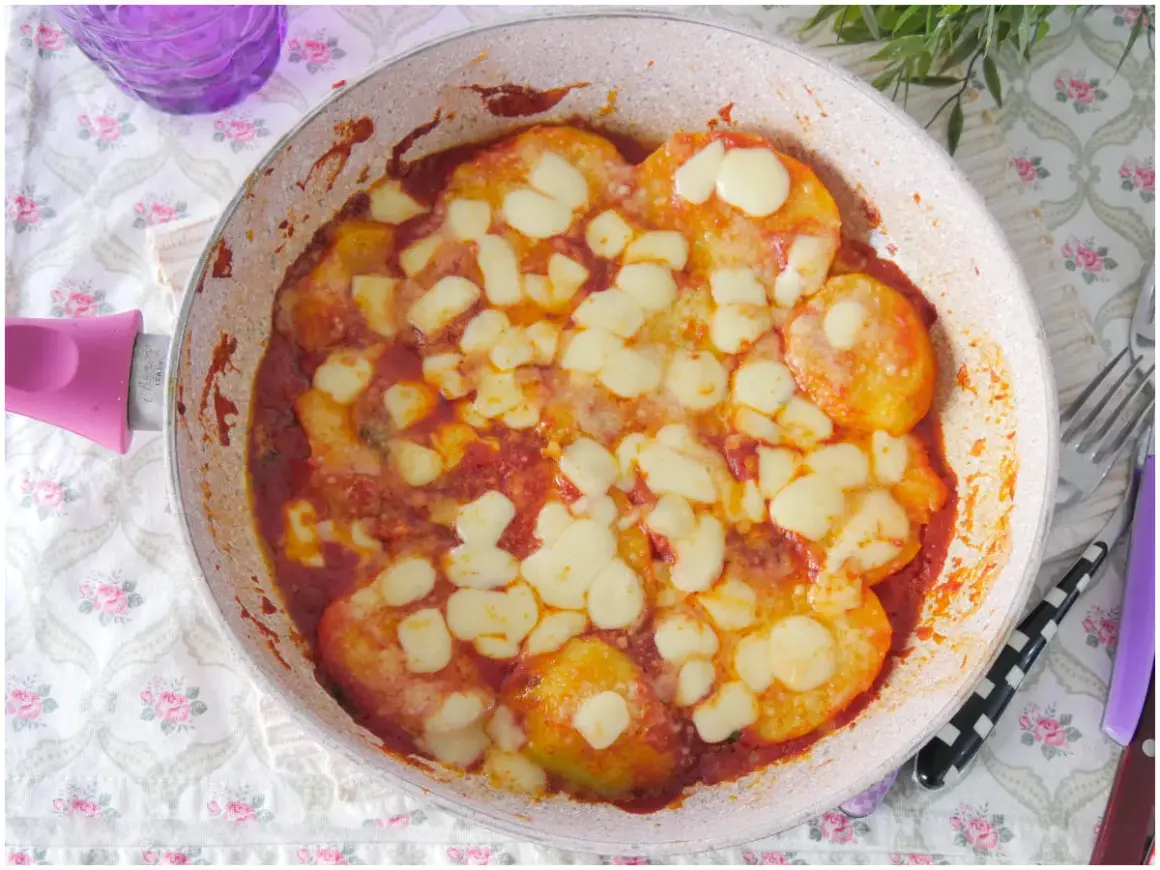 Patate alla pizzaiola in padella, con pomodoro e mozzarella filante. Un piatto gustoso e facile da preparare.