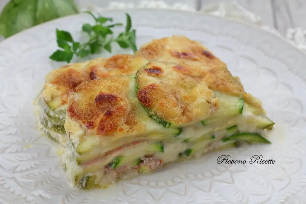 Fetta di lasagne di zucchine, stratificata con prosciutto e besciamella, gratinata al forno.