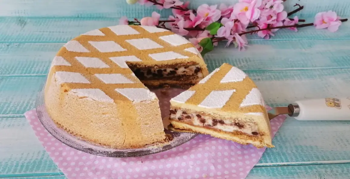 Deliziosa cassata al forno con ricotta e gocce di cioccolato, decorata con zucchero a velo a rombi.