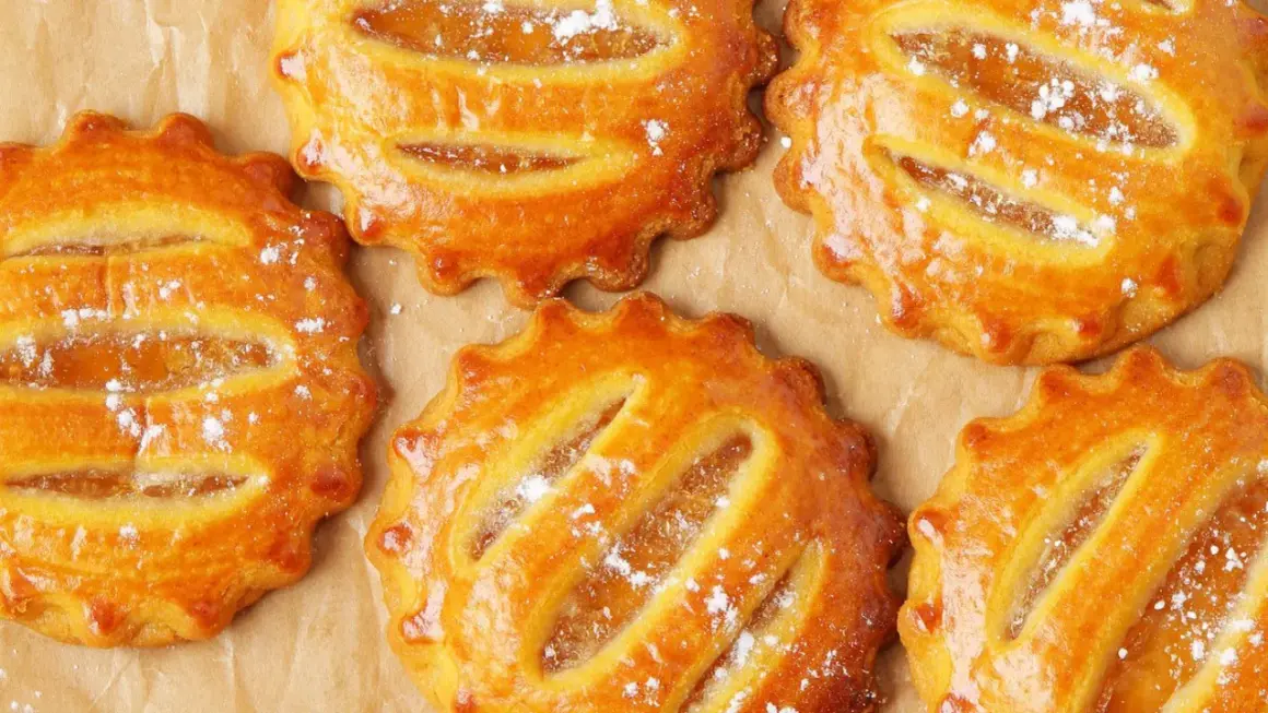 Deliziosi biscotti con le mele, dorati e spolverati di zucchero a velo, pronti per essere gustati.