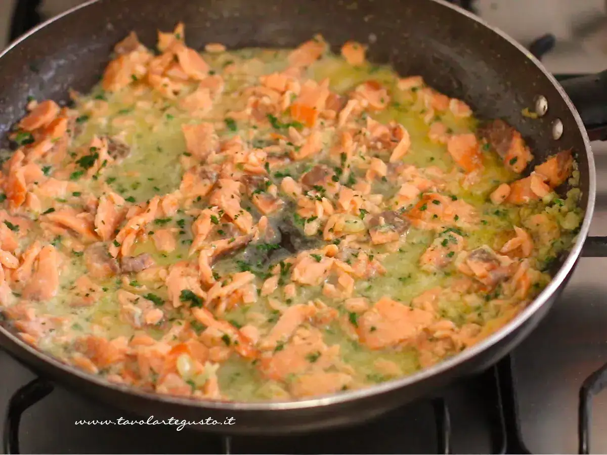 Soffritto di salmone in padella, pronto per essere un delizioso pasta al salmone senza panna.