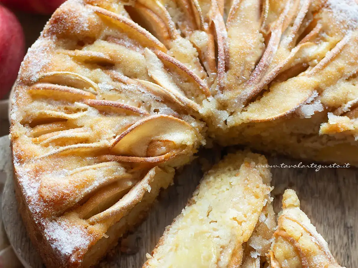 Torta di mele dorata, decorata con fettine di mela e spolverata di zucchero a velo. Una deliziosa torta senza zucchero, perfetta per ogni occasione.
