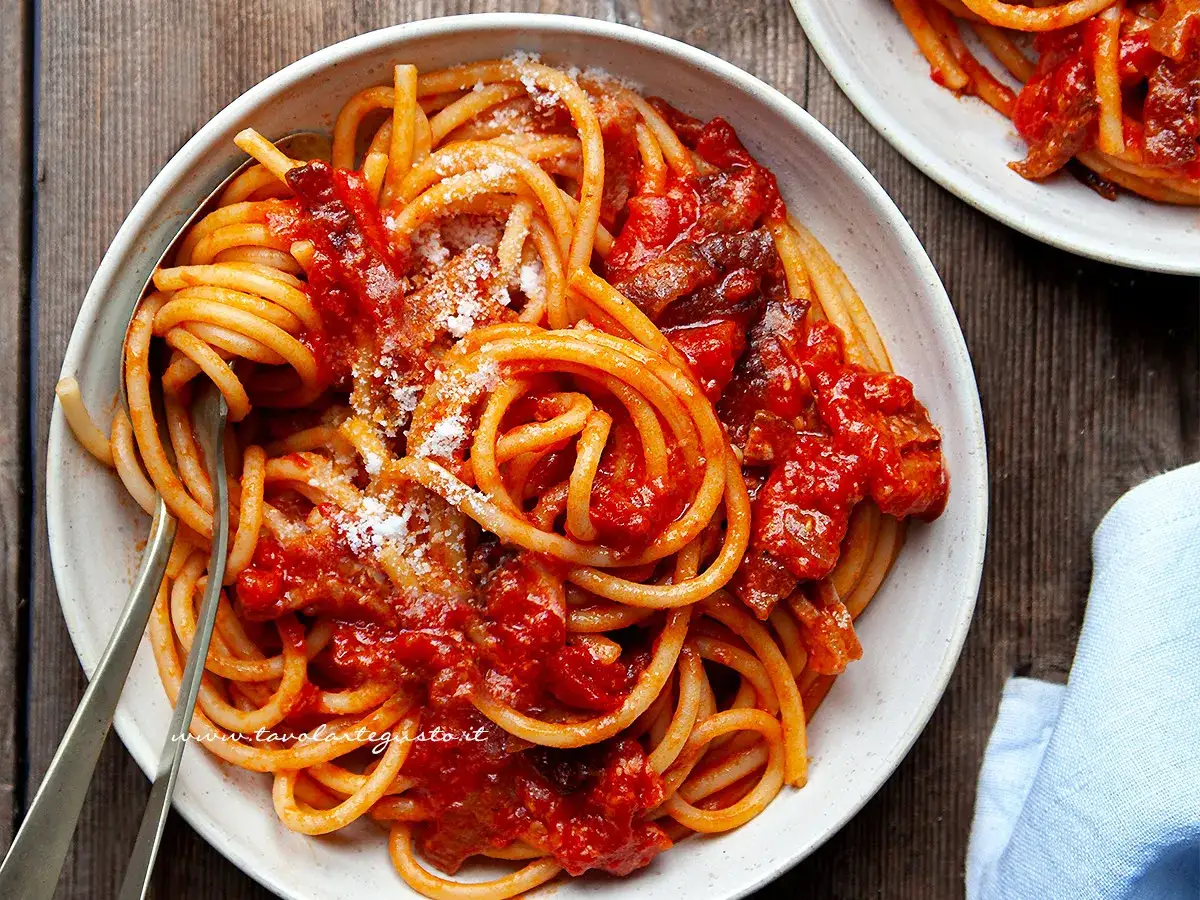Un piatto invitante di bucatini all'amatriciana, con guanciale croccante e sugo rosso. Ecco come si fa l'amatriciana!