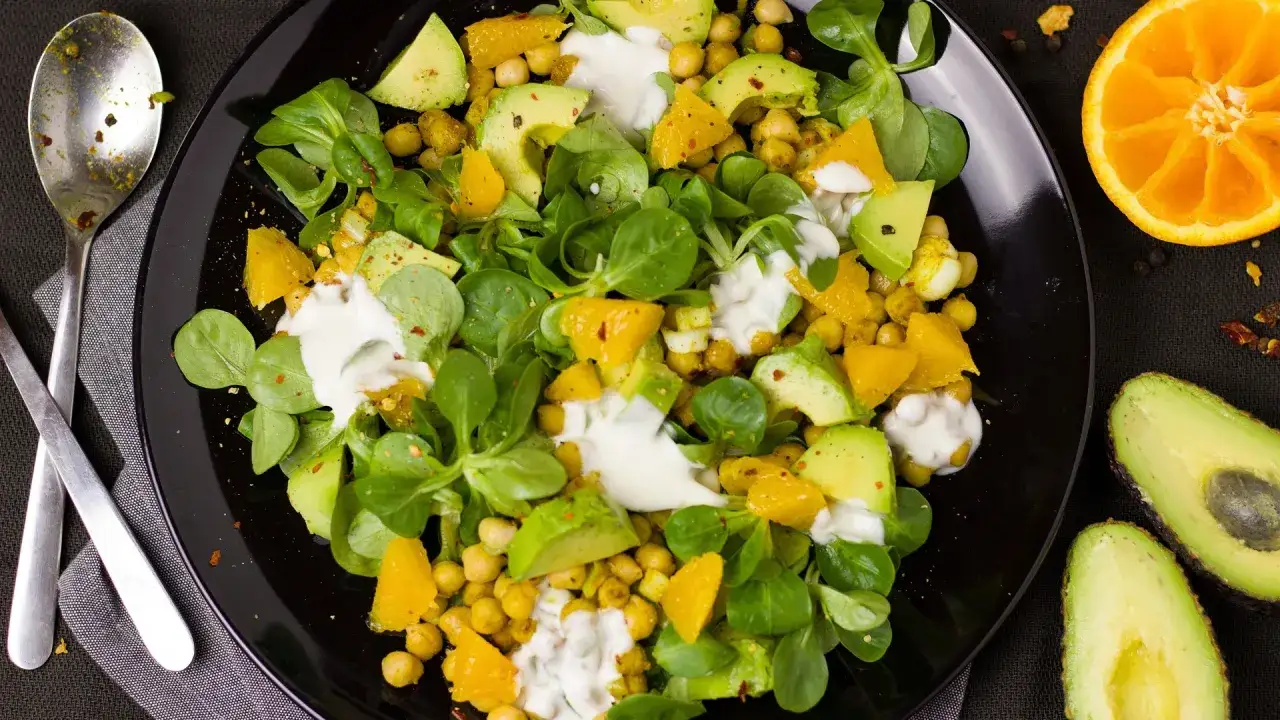 Deliziosa insalata di ceci con avocado, arancia e un dressing cremoso. Un piatto fresco e colorato, perfetto per ogni occasione.