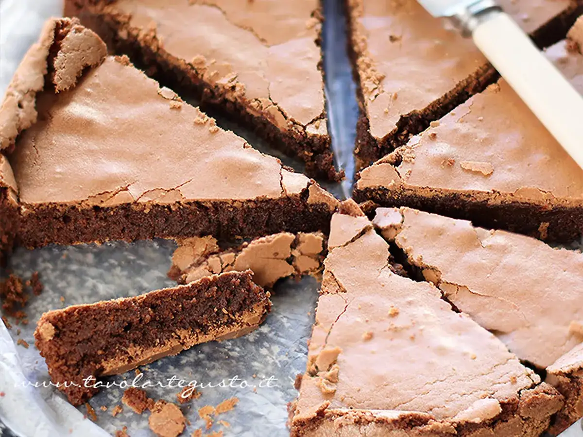 Fette di torta tenerina senza burro, con una crosta croccante e un interno morbido e cioccolatoso.