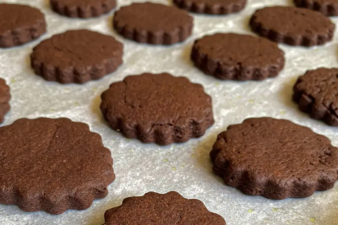 Deliziosi biscotti al cioccolato, appena sfornati e pronti per essere gustati. La loro forma ondulata li rende ancora pi&ugrave; invitanti.