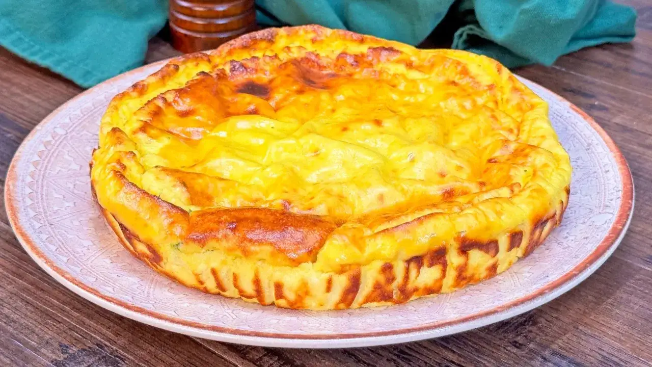 Una soffice frittata con ricotta, dorata e invitante, pronta per essere gustata.