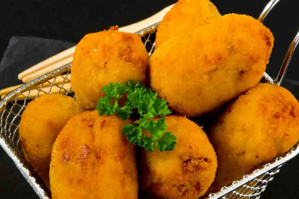 Crocchette di patate napoletane dorate e croccanti, un classico della ricetta.