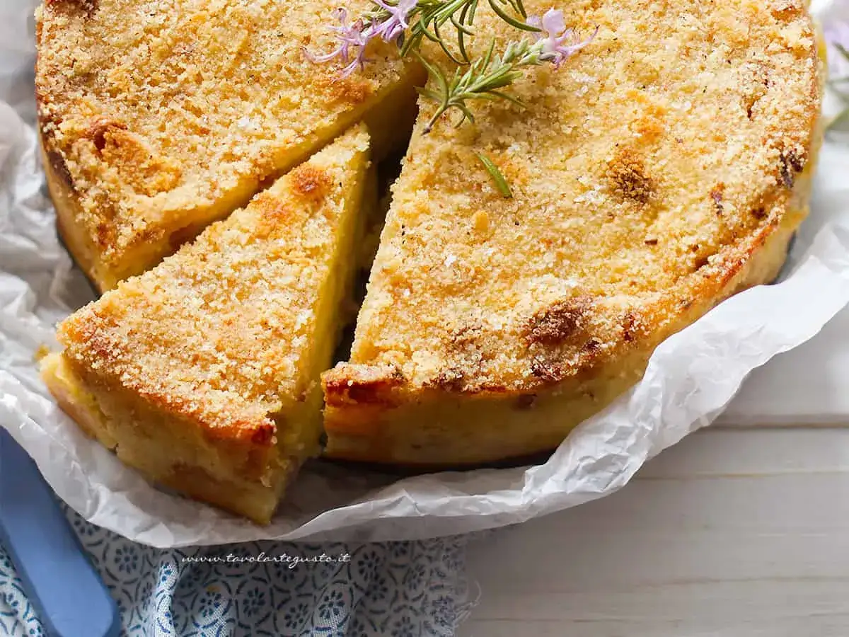 Delizioso sformato di patate dorato e croccante, guarnito con rosmarino fresco. Perfetto per ogni occasione.