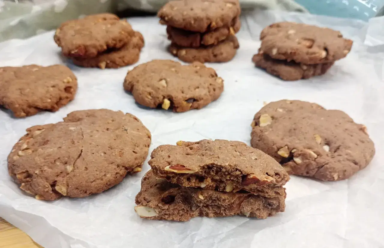 Biscotti al cacao con mandorle, fragranti e ricchi di sapore, perfetti per una pausa golosa.