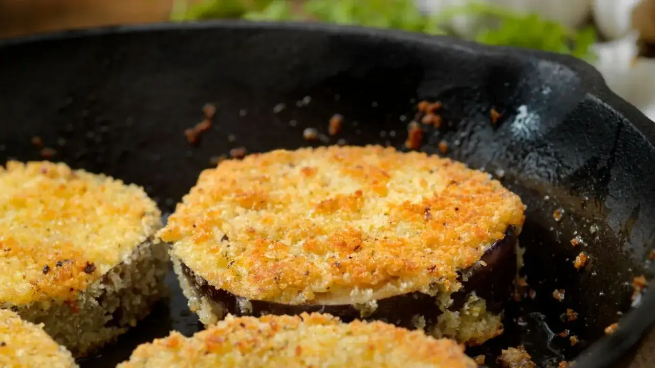 Fette di melanzane impanate e dorate, cotte in padella. Un contorno saporito e croccante.