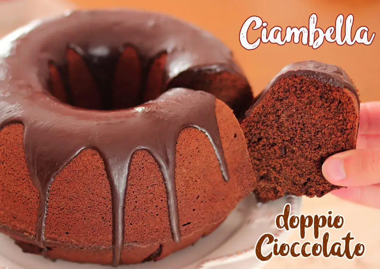 Ciambellone al cioccolato con glassa lucida e una fetta che mostra la sua morbidezza. Un dolce invitante per ogni momento.