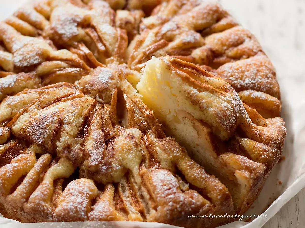 Deliziosa torta di mele senza uova, con mele a vista e una spolverata di zucchero a velo. Perfetta per la colazione o la merenda.
