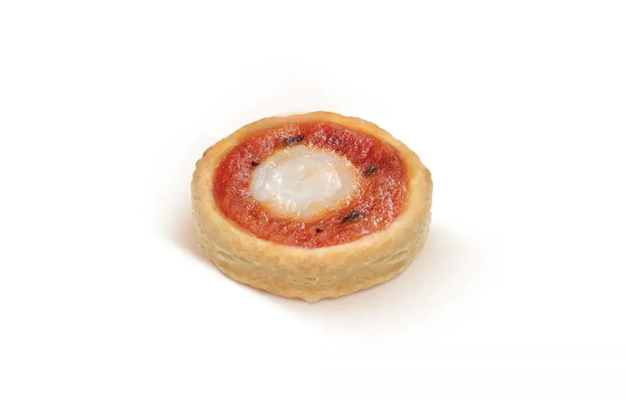 Pizzette di pasta sfoglia con pomodoro e mozzarella, un boccone sfizioso e gustoso.