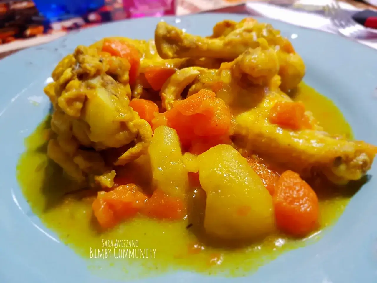 Spezzatino di pollo succulento con patate e carote in una salsa gialla profumata.