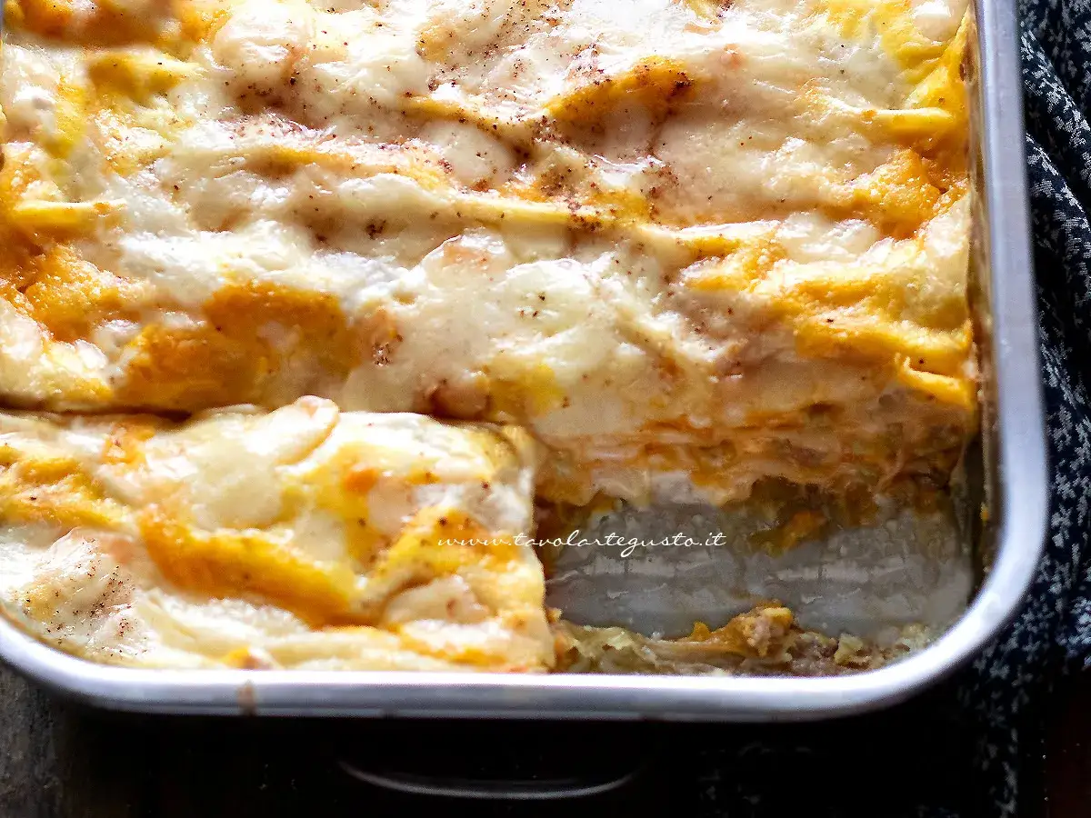 Lasagne con zucca appena sfornate, dorate e filanti, un comfort food autunnale da gustare.