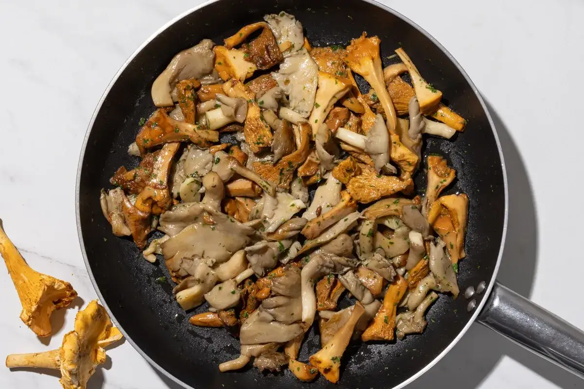 Un misto di funghi freschi, tra cui finferli e pleurotus, saltati in padella con erbe aromatiche. Un piatto semplice e gustoso.