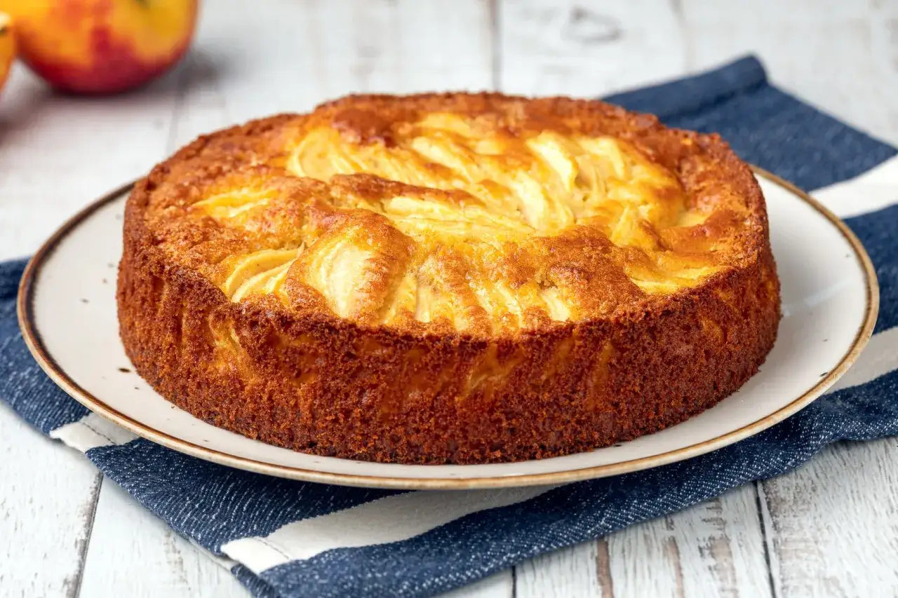 Una deliziosa torta di mele facile, dorata e profumata, pronta per essere gustata.