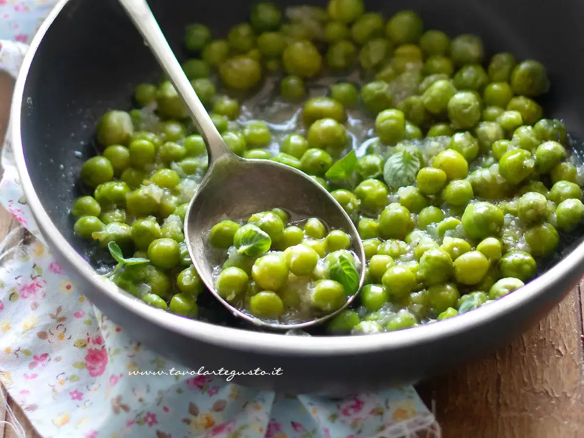 Piselli freschi in padella, cotti con cipolla e menta. Un contorno semplice e gustoso, pronto in pochi minuti.