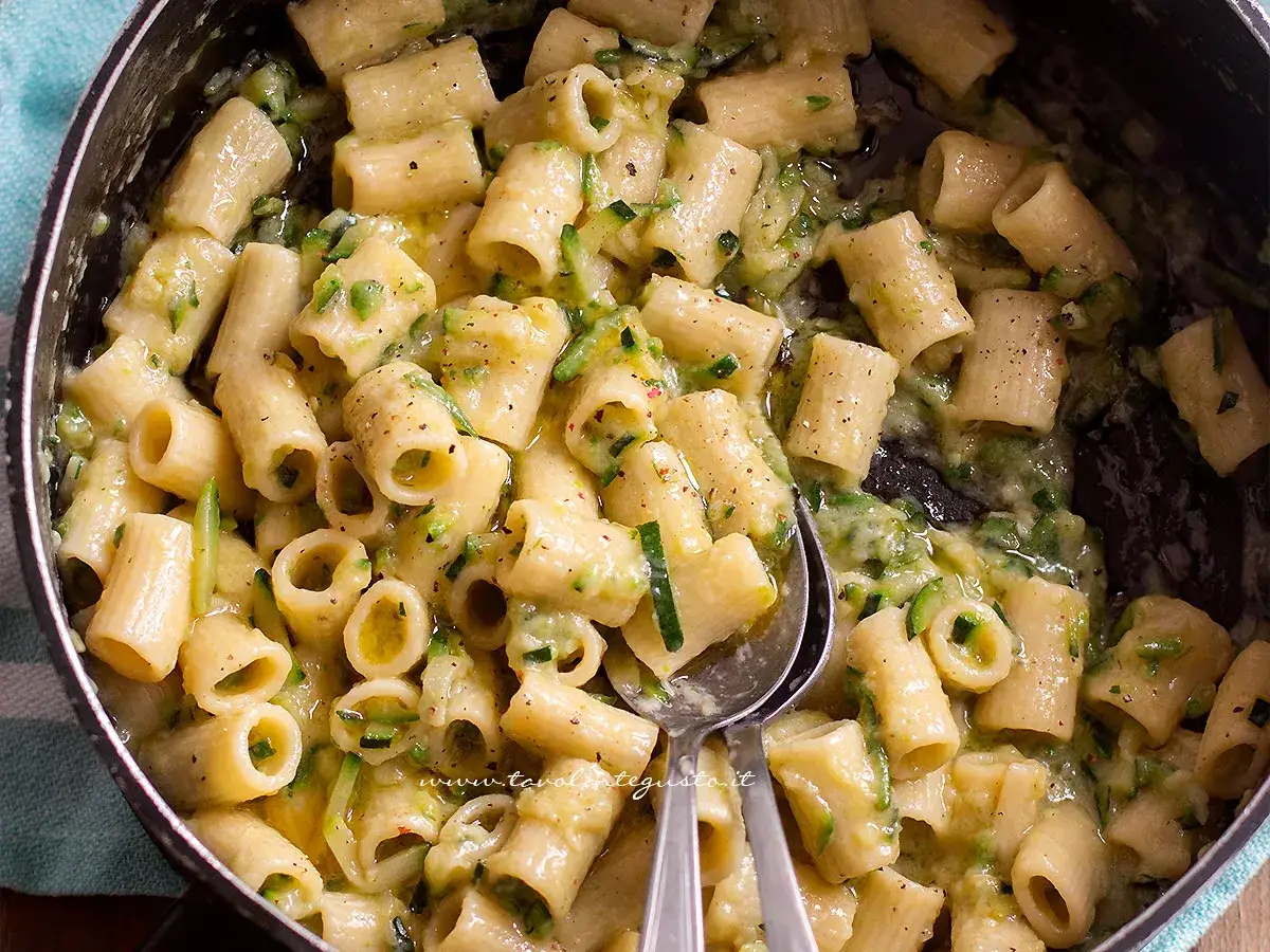 Rigatoni cremosi con zucchine grattugiate, un piatto semplice e gustoso.