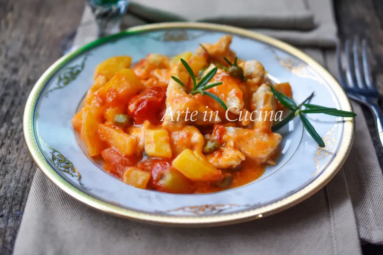 Straccetti di pollo cremosi con patate e pomodorini, guarniti con rosmarino e capperi. Un piatto invitante e saporito.