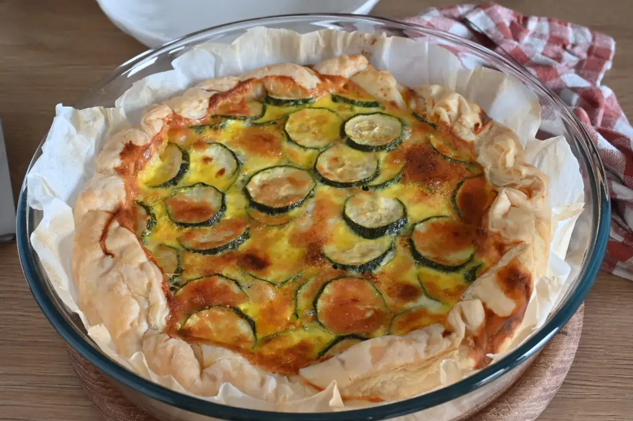 Torta salata con zucchine, dorata e invitante, pronta per essere gustata.