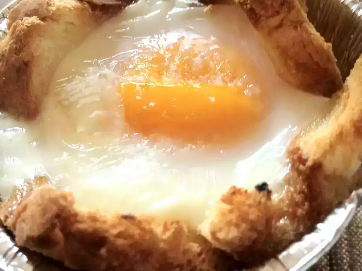 Uova al forno con crostini dorati, un piatto semplice e gustoso, perfetto per una colazione o un brunch.