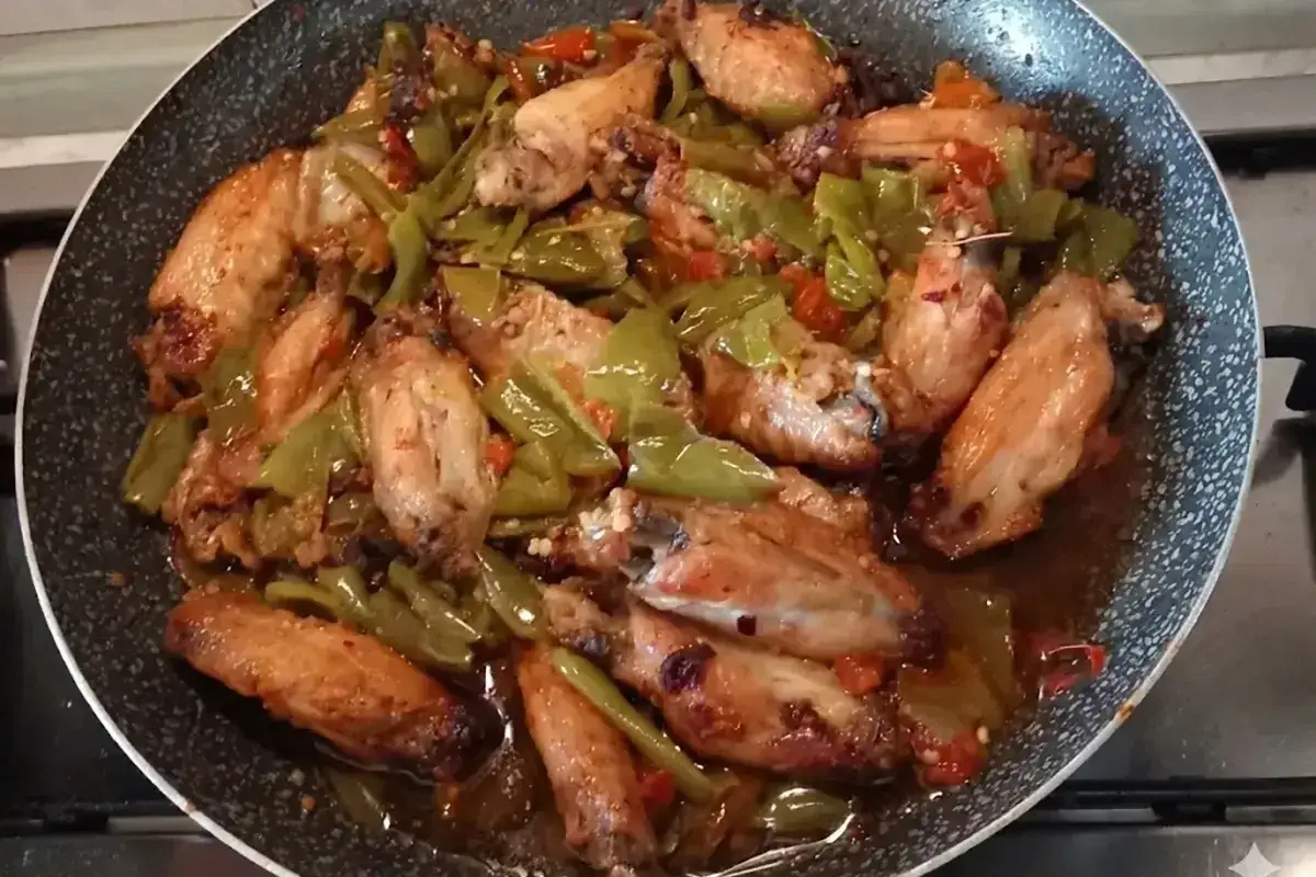 Delizioso pollo e peperoni in padella, un piatto saporito e colorato, pronto per essere gustato.