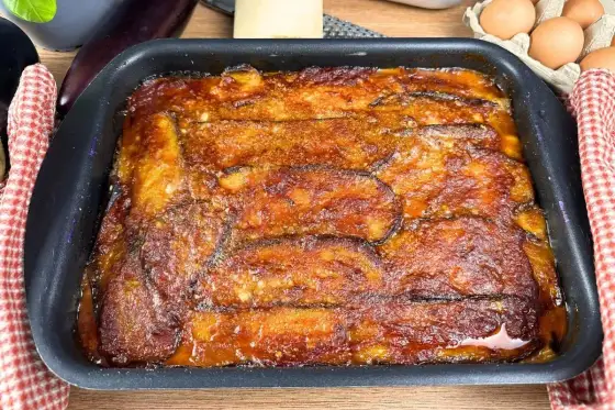Parmigiana di melanzane napoletana, morbida e compatta