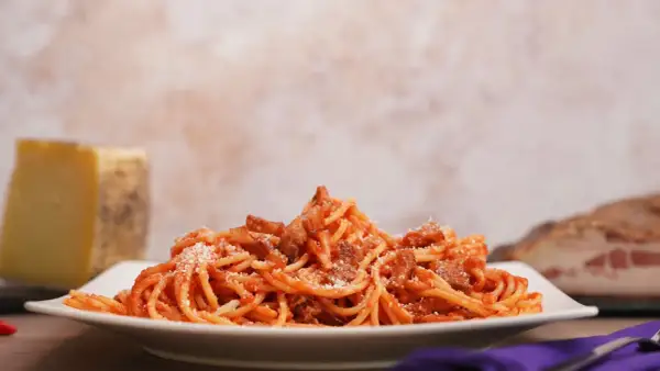 Piatto di spaghetti all'amatriciana, con guanciale croccante e pecorino. Ecco come si fa l'amatriciana, un classico della cucina romana.