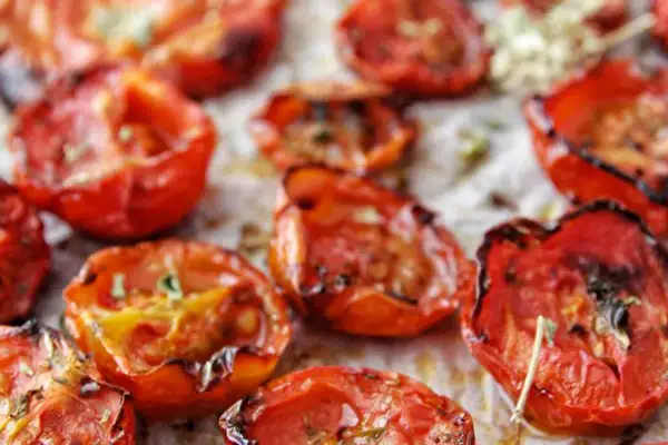 Pomodorini al forno, caramellati e profumati, pronti per insaporire ogni piatto.