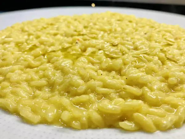 Un cremoso risotto al limone, profumato e invitante, pronto per essere gustato.