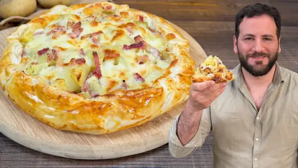 Una golosa torta salata patate e speck, con un uomo che ne mostra una fetta invitante.