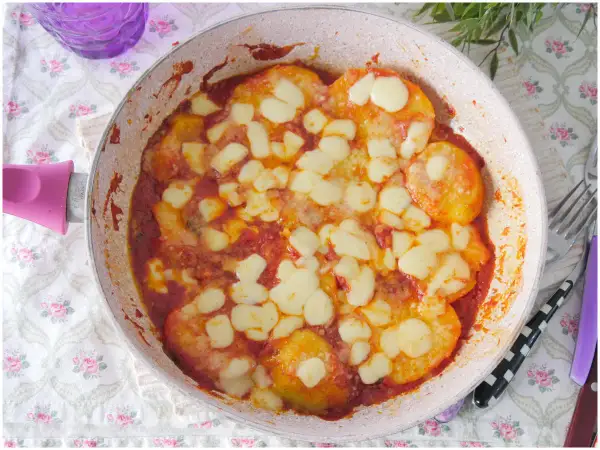 Patate alla pizzaiola in padella, con pomodoro e mozzarella filante. Un piatto gustoso e facile da preparare.