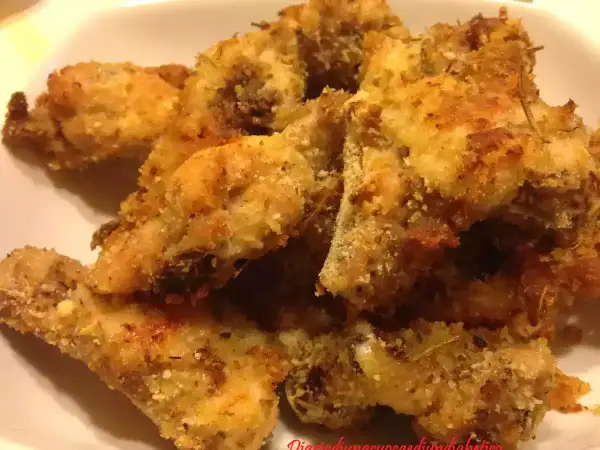Croccante pollo alla diavola impanato e cotto al forno, con erbe aromatiche.